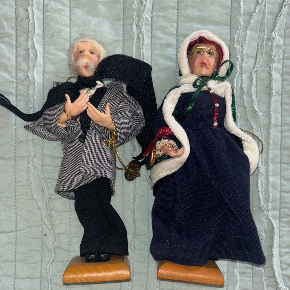 Pair of JACQUELINE KENT COLLECTION Christmas Carolers JKC 2006 8"